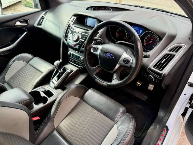 2014 Ford Focus 2.0T ST-2 5dr